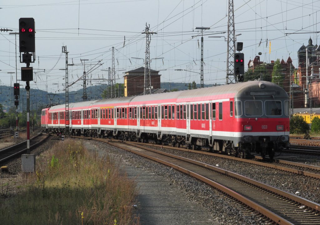 Ein RE nach Coburg verlsst am 21. September 2012 im Karlsruher Kopf Sandwich den Bahnhof Bamberg.