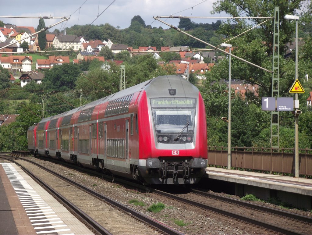 Ein RE nach Frankfurt am Main Hbf verlsst am 2. August 2011 den Hp Wernfeld.