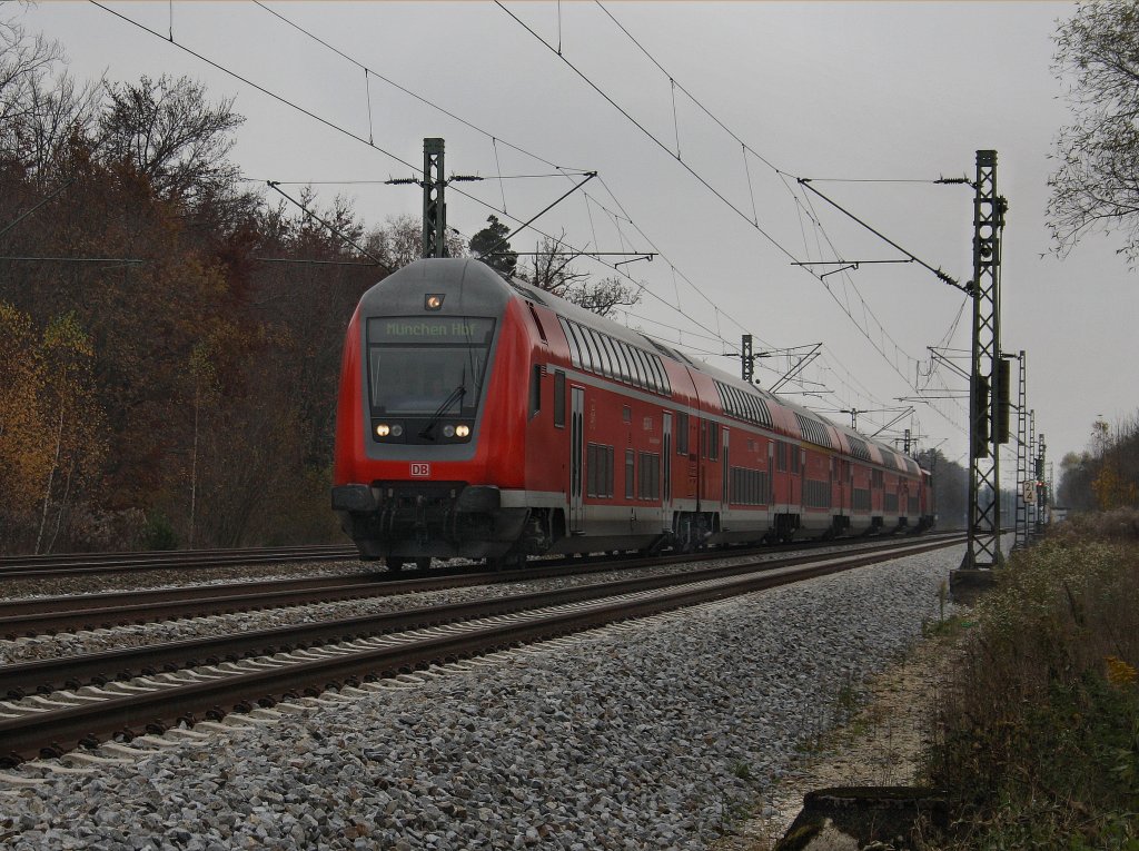 Ein RE nach M�nchen am 31.10.2009 unterwegs bei Haar.