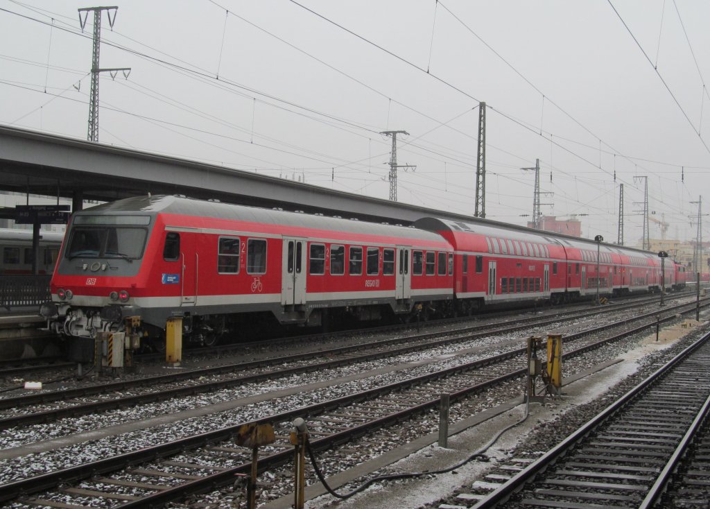 Ein RE nach M�nchen Hbf steht am 21. Dezember 2012 im N�rnberger Hbf.