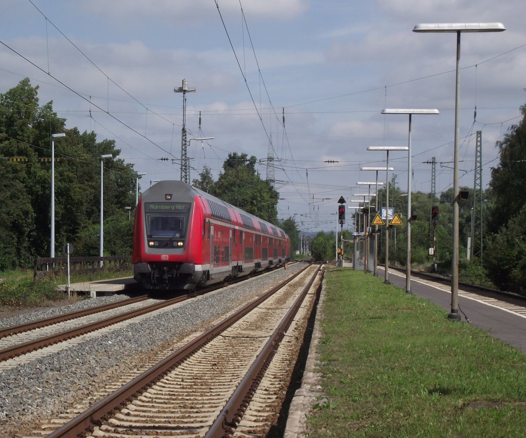Ein RE nach Nrnberg Hbf durchfhrt am 6. August 2011 den Bahnhof Hallstadt (bei Bamberg).