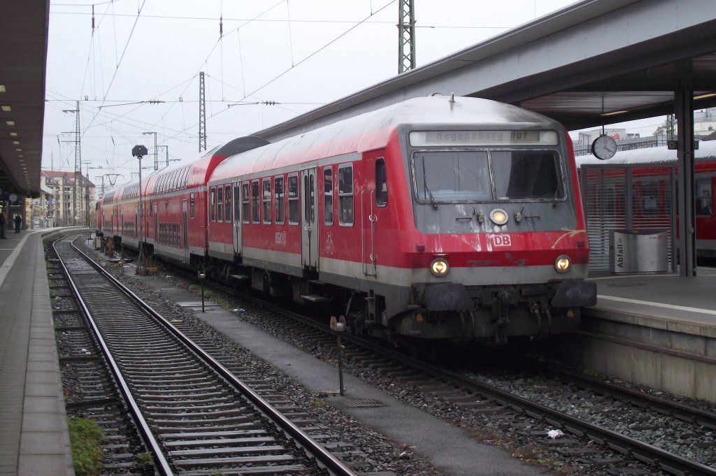 Ein RE nach Regensburg Hbf steht am 11. April 2012 mit f�hrendem y-Steuerwagen im N�rnberger Hbf.