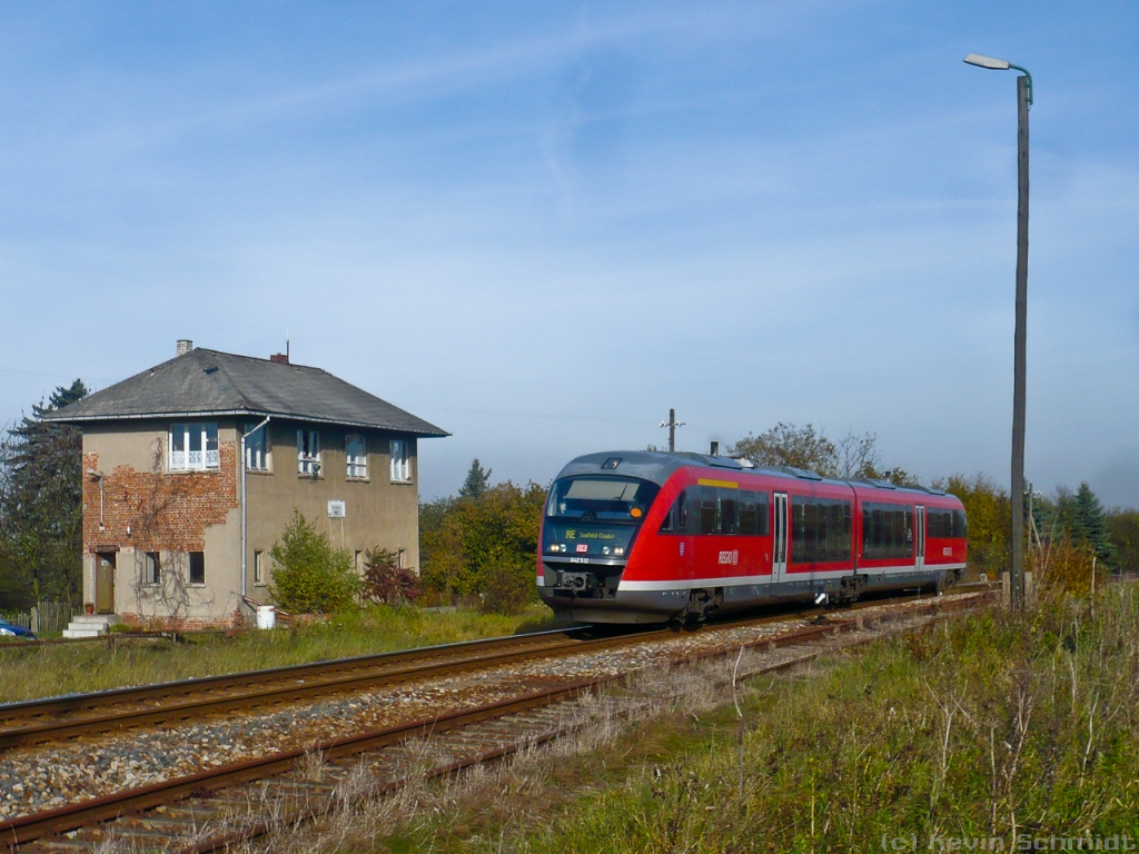 Ein RE nach Saalfeld (Saale) erreicht gerade den Bahnhof Triptis. (29.10.2010)