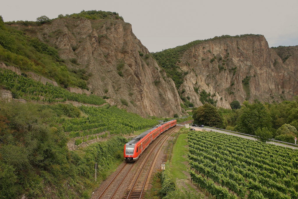 Ein RE nach Saarbrcken war am 12.8.2011 an dem bekannten Felsen bei Norheim unterwegs.
(KBS 680-Bad Kreuznach-Trkismhle-Saarbrcken)