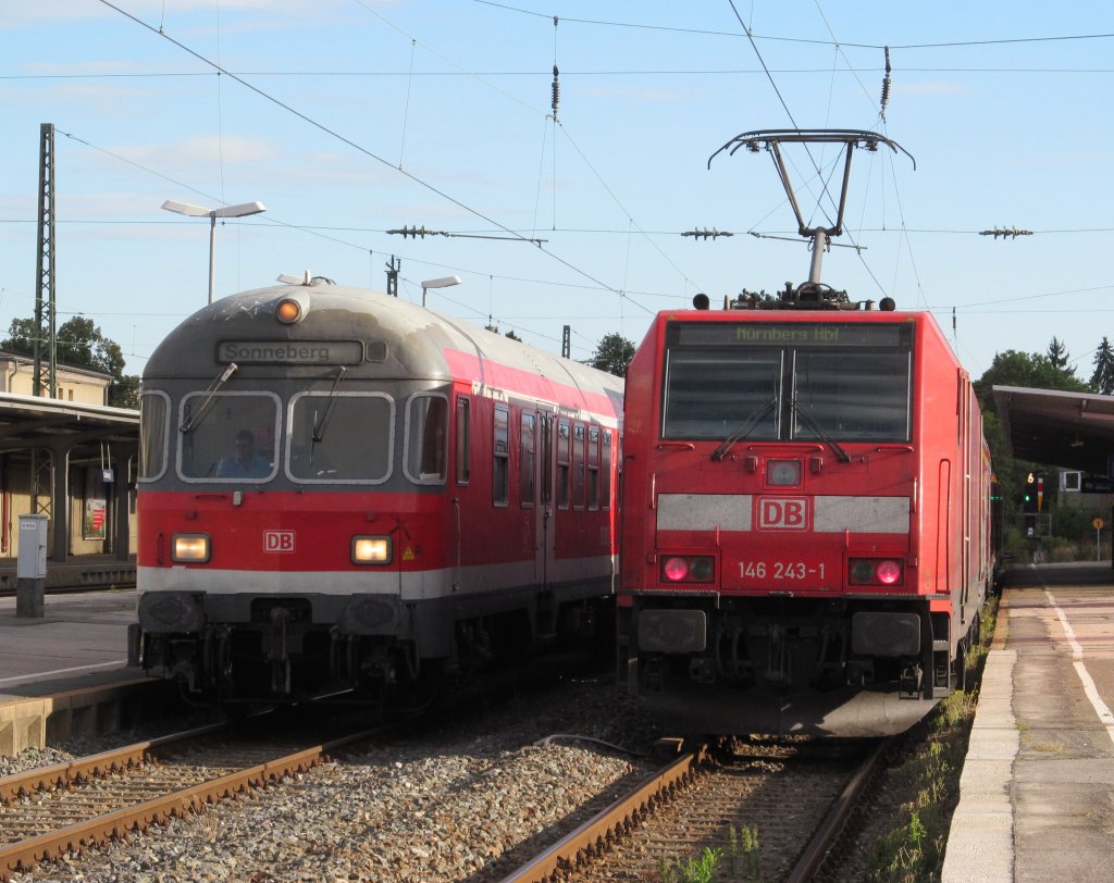 Ein RE nach Sonneberg mit fhrendem Karlsruher Steuerwagen und ein RE nach Nrnberg mit schiebender 146 243-1 treffen sich am 07. September 2012 in Coburg.