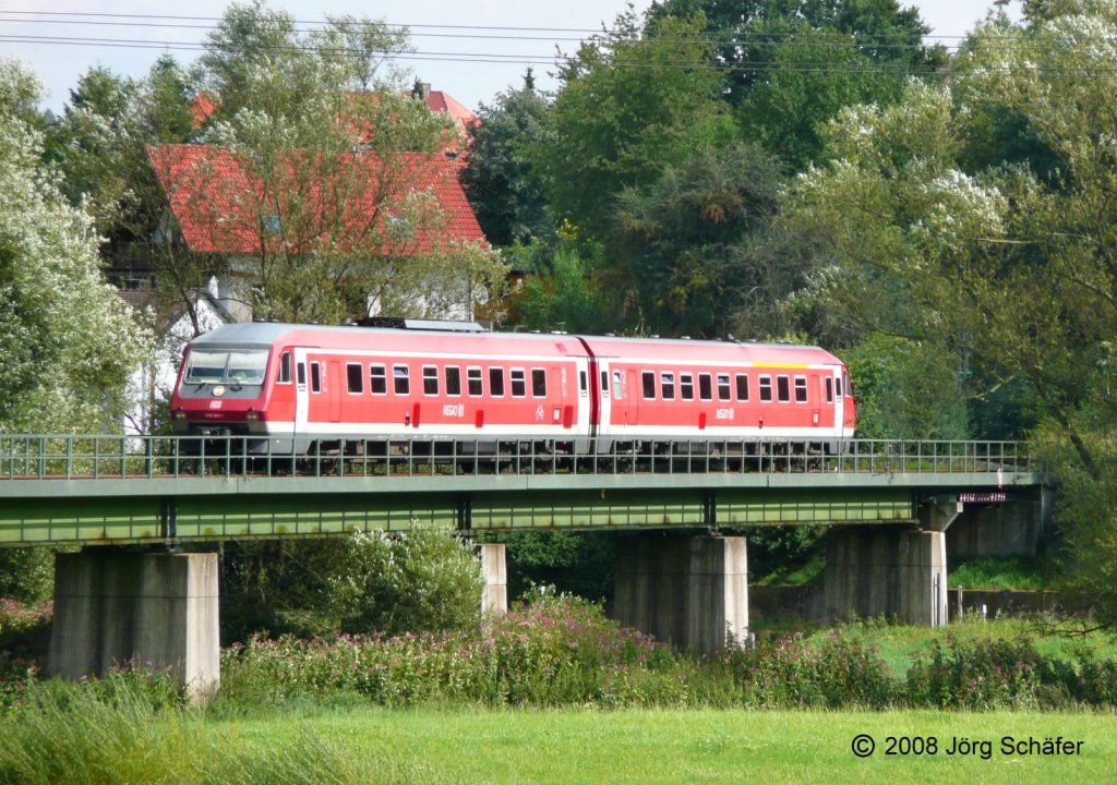 Ein RE nach Weiden auf der Brcke zwischen dem alten und dem neuen Bahnhof Neustadt an der Waldnaab. (610 005 am 18.8.08)