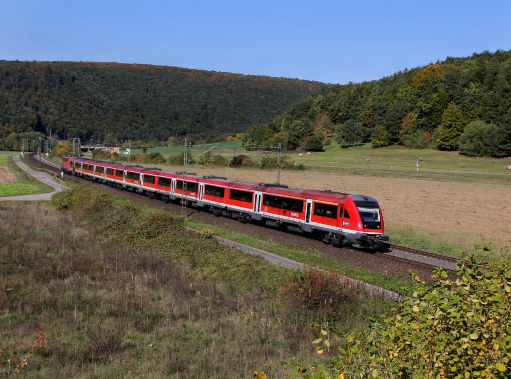 Ein RE nach Wrzburg am 11.10.2012 unterwegs bei Harrbach.