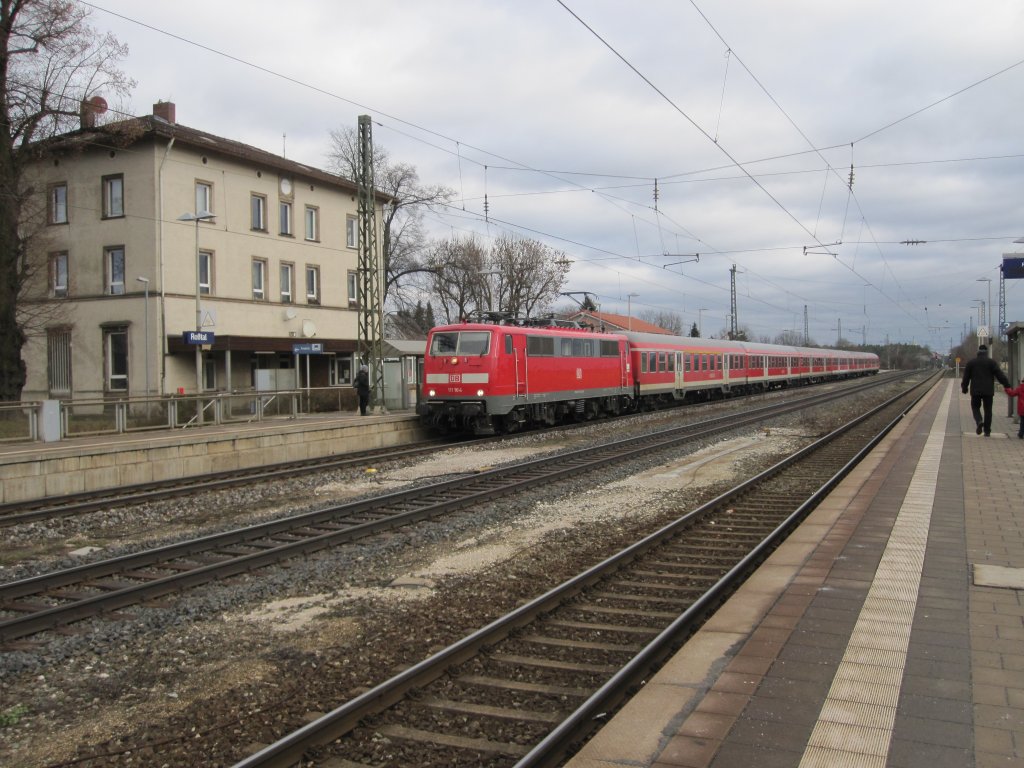 Ein RE von Nrnberg nach Stuttgart fhrt soeben in Rotal ein. 5.02.2011