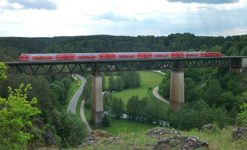 Ein RE von Nrnberg nach Mnchen ber Regensburg berfhrt am 28.Mai 2012 die Laaberbrcke bei Beratzhausen.