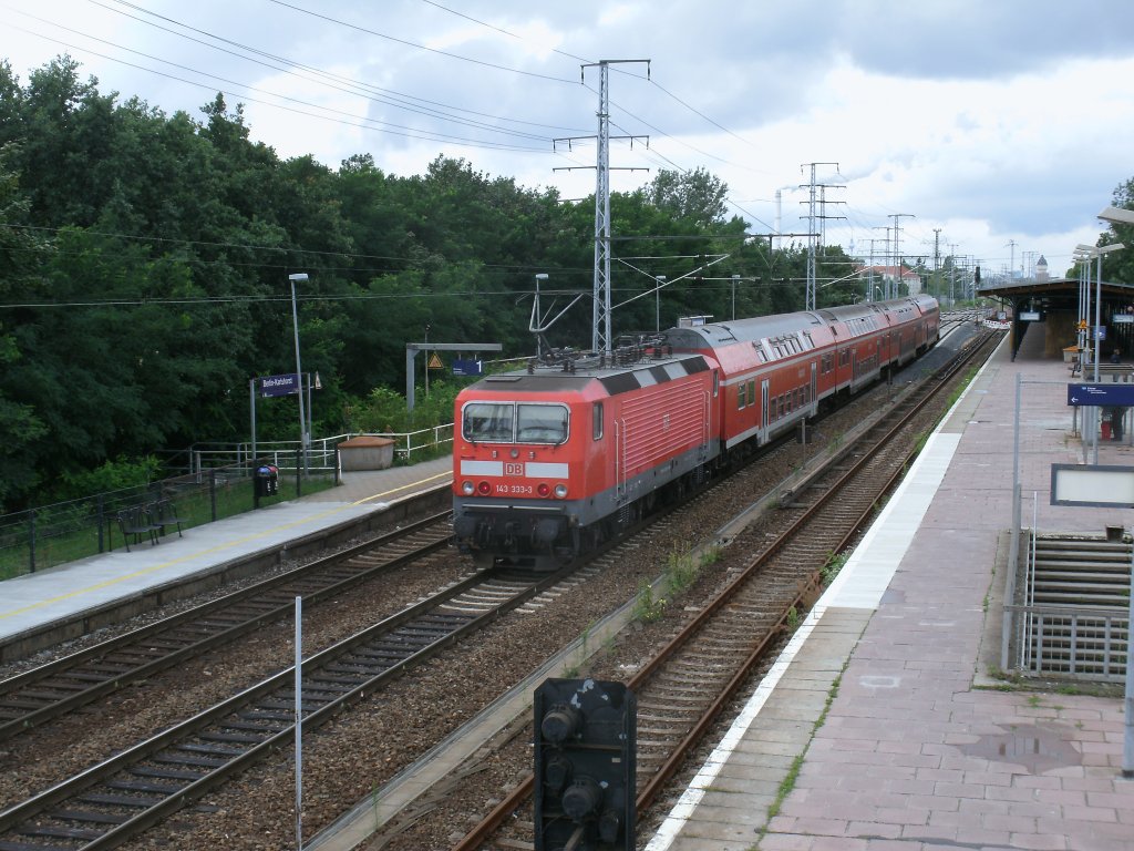 Ein RE Richtung City schob 143 333,am 14.Juli 2012,aus Berlin Karlshorst