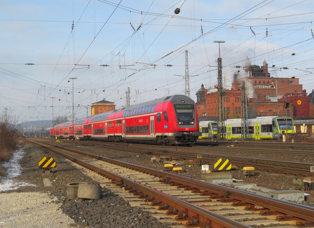 Ein RE von Sonneberg nach Nrnberg Hbf fhrt am 08. Dezember 2012 im Bahnhof Bamberg ein.