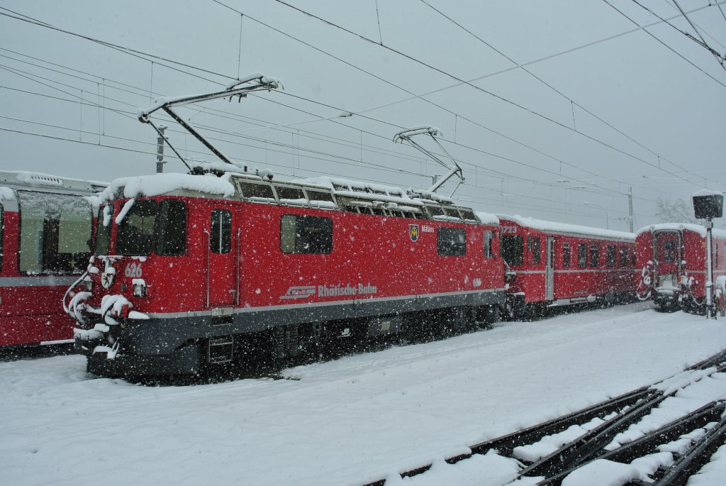 Ein RE St. Moritz-Vereina-Landquart wartet bei starkem Schneegestber in St. Moritz auf den nchsten Einsatz. Im Bild ist die Ge 4/4 II 626 vor dem BDt 1723, 15.10.2012.