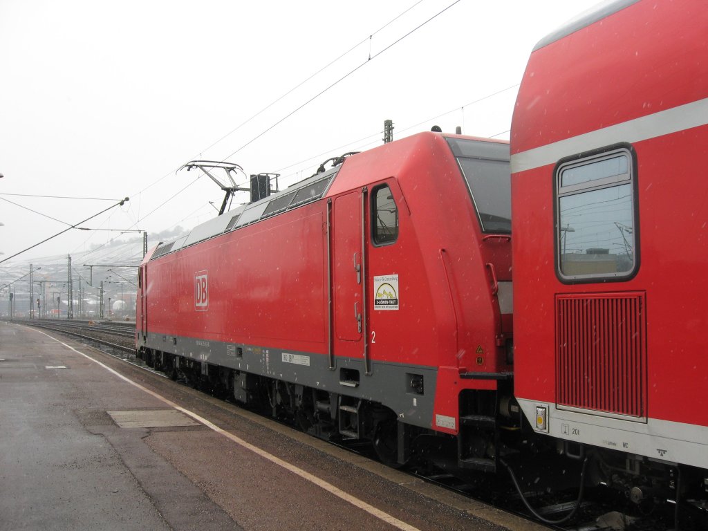 Ein RE Ulm-Mosbach-Neckarelz hlt am 25.03.2013 bei verschneiten Wetter in Esslingen. 