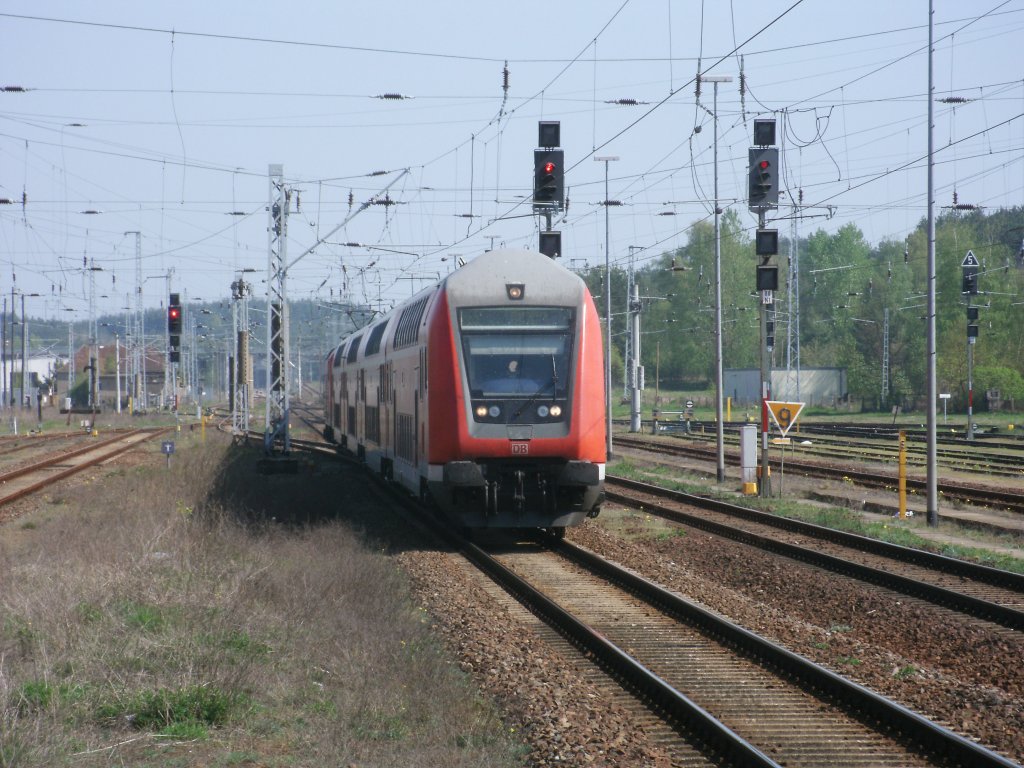 Ein RE verlie,am 23.April 2011,den Bahnhof Neustrelitz.