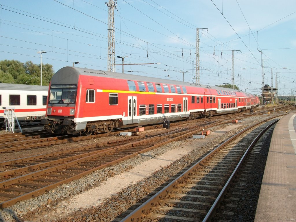 Ein RE wird in Stralsund zum Bahnsteig geschoben.Aufnahme am 31.Juli 2010.