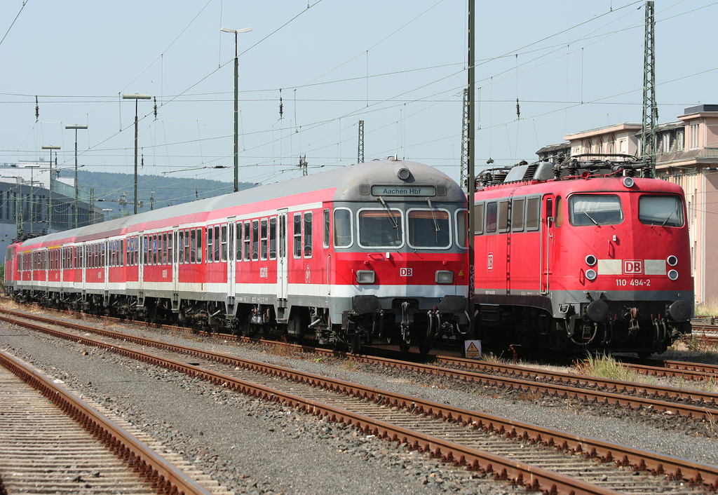 Ein RE1 Verstrker mit Karlsruher und 111 112 & ein RE4 Verstrker mit 110 494-2 stehen bers Wochenende abgestellt in Aachen Rothe Erde am 10.07.2010