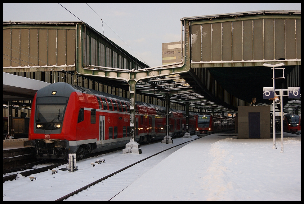 Ein RE11 verlsst am 17.12.2010 Duisburg Hbf