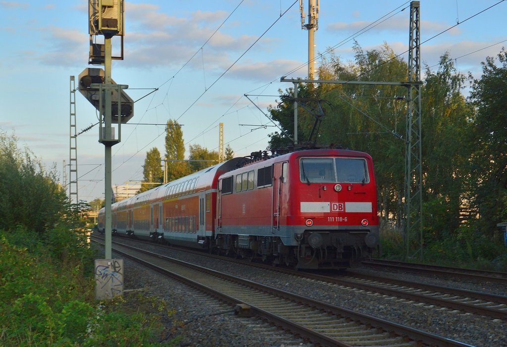 Ein RE4 Dostockzug wird hier in Korschenbroich zu sehen von der 111 118-6 geschoben in Richtung Dortmund. 28.9.2012