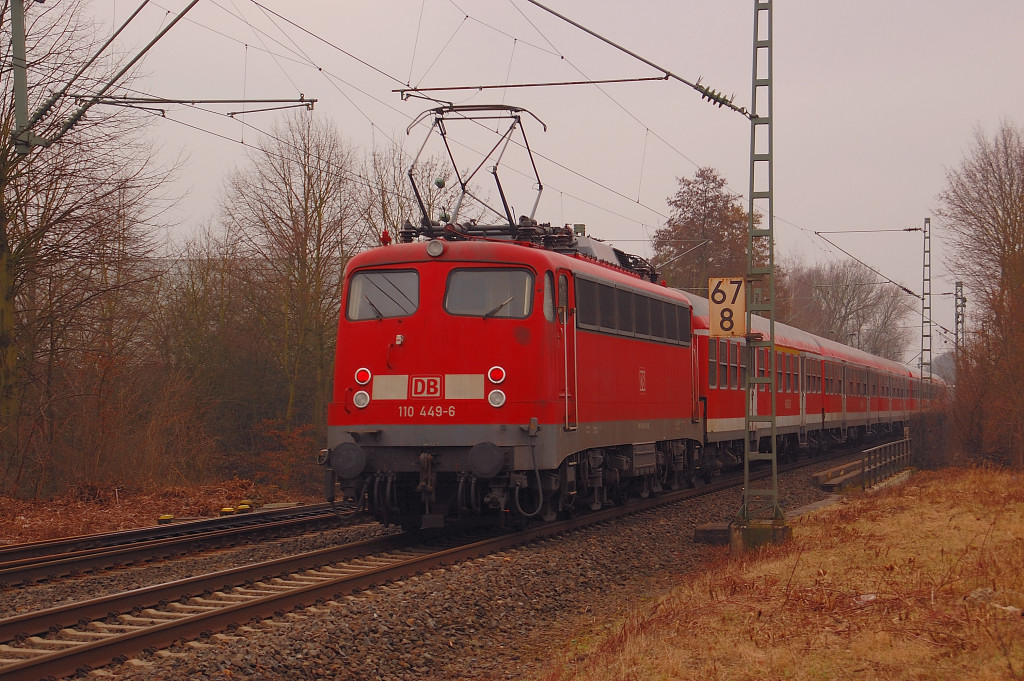Ein RE4 Verstrkerzug am Freitagnachmittag den 2.Mrz 2012 bei Korschenbroich geschoben von 110 449-6.