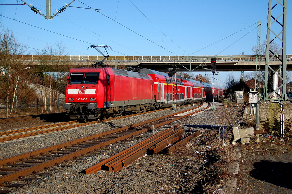 Ein RE4 Zug geschoben von der 145 045-1. Korschenbroich den 6.3.2011