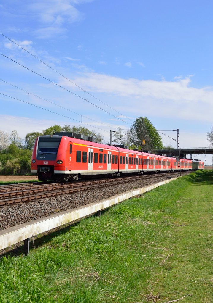 Ein RE8 Zug aus Koblenz kommend nach Mnchengladbach fahrend ist hier vom 425 607-9 fhrend an der L 116 Brcke zwischen der Noithausenerkurve und Gubberath abgelichtet am Sonntagmittag den 28.4.2013