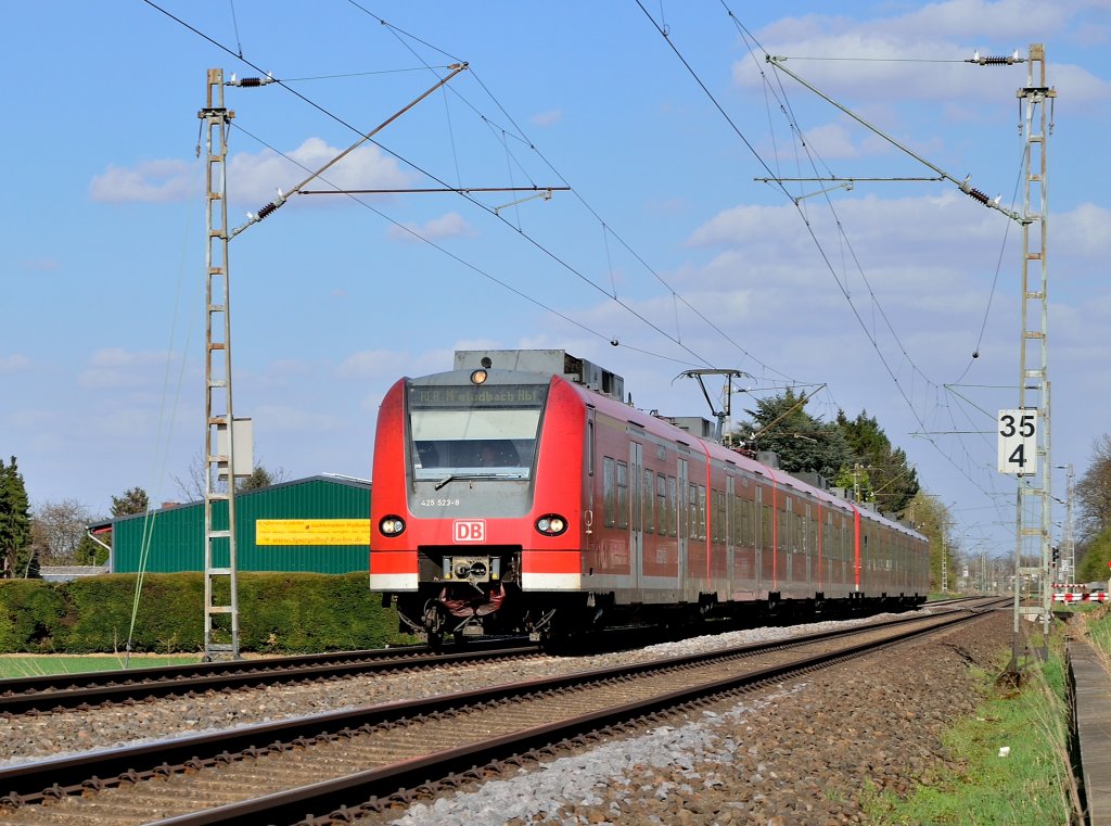 Ein RE8 Zug nach Mnchengladbach, der vom 425 523-8 gefhrt wird, ist hier bei Gubberath abgelichtet zu sehen. 18.4.2013