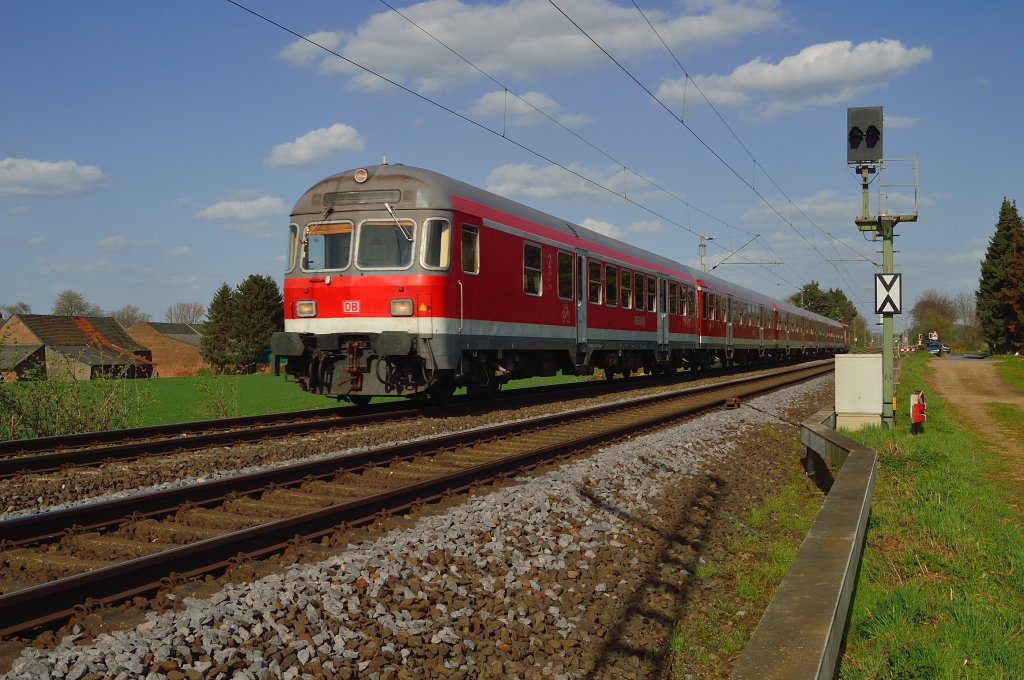 Ein RE8 Zwischentakt der bis Kaldenkirchen fhrt, ist hier bei Gubberath Karlsruher voraus in Richtung Jchen unterwegs und wird von der 111 116 geschoben. 18.4.2013