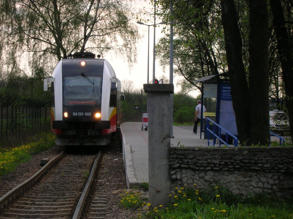 Ein recht idyllisches Bild gibt der Endhaltepunkt am Flughafen Krakau ab. SA 133 005 wartet auf die R�ckfahrt zum Hauptbahnhof. Aufgenommen vor dem R�ckflug nach Frankfurt am 28.04.2010 um 16:52 Uhr. Auch wenn auf dem Foto nicht so aussieht, die Z�ge waren recht gut besetzt. 