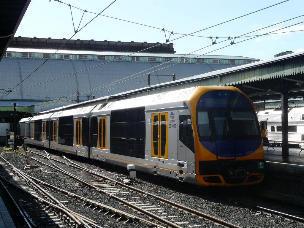 Ein recht moderner Doppelstockzug der City Rail am 24.7.2009 in Sydney Central.