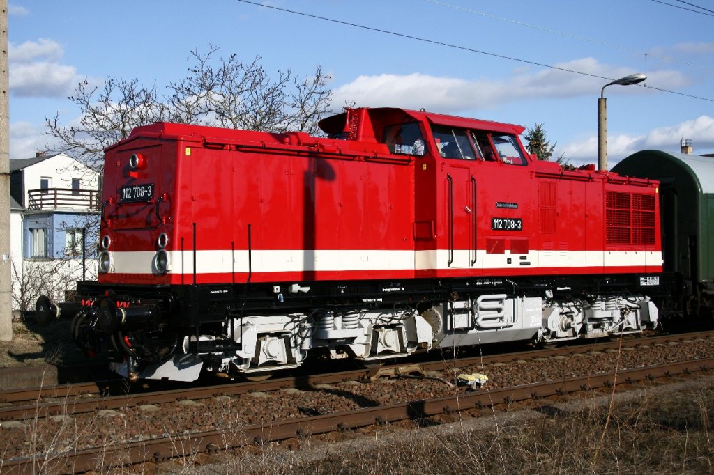 Ein recht schnes Portrtbild der 112 708 in Radebeul-West am 27.02.2010