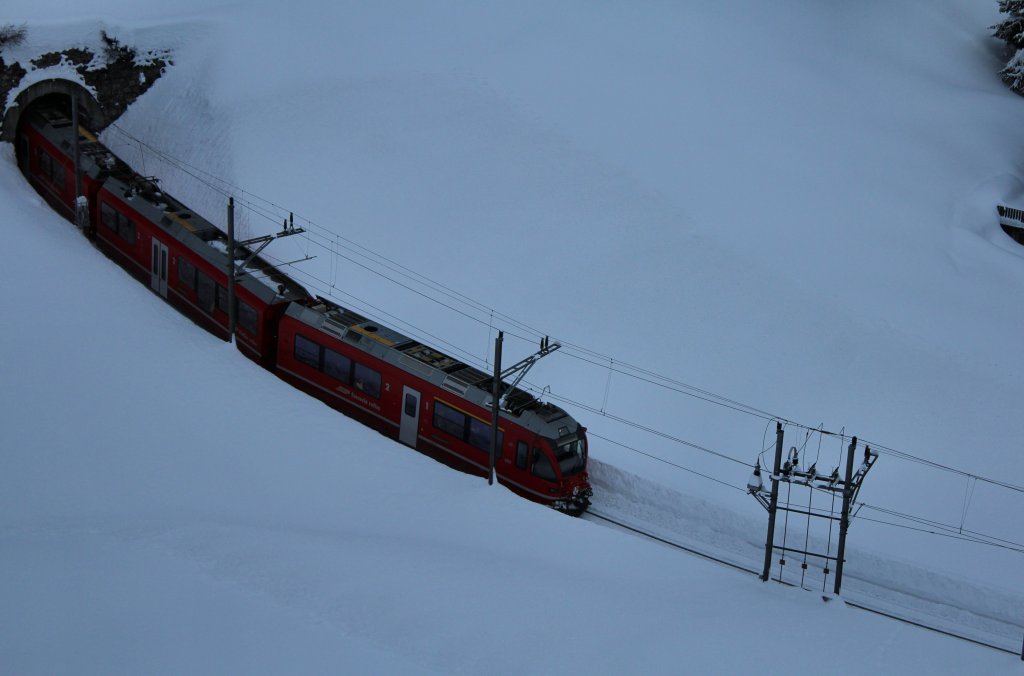 Ein Regio von Arosa nach Chur hat gerade dem Arosatunnel verlassen und machst sich auf den Weg talwrts. Das Bild endstand im Januar 2012.