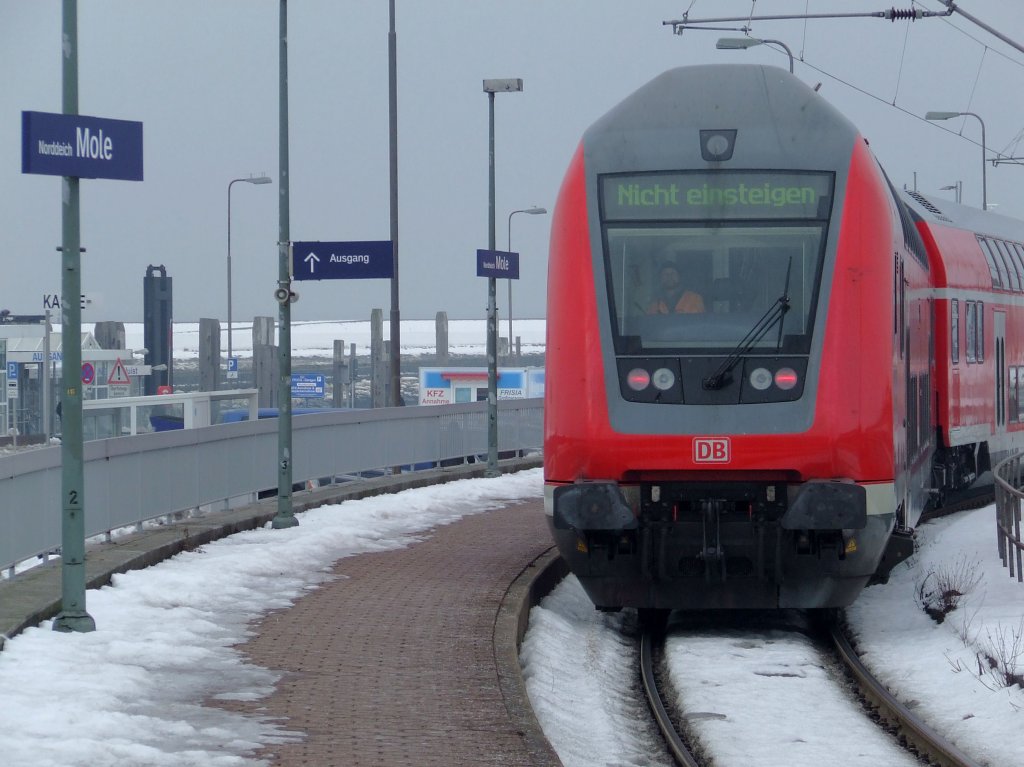Ein Regio Dosto rangiert am 06.02.2010 r�ckw�rts, mit einem Rangierer auf dem F�hrerstand, aber von der 146.1 am anderen Ende vom Tf gesteuert, aus Norddeich Mole auf ein Abstellgleis in Norddeich.
