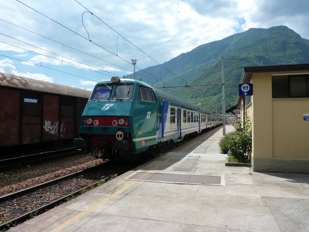 Ein Regio fhrt am 7.5.2010 aus dem Bahnhof Tirano in Richtung Milano.