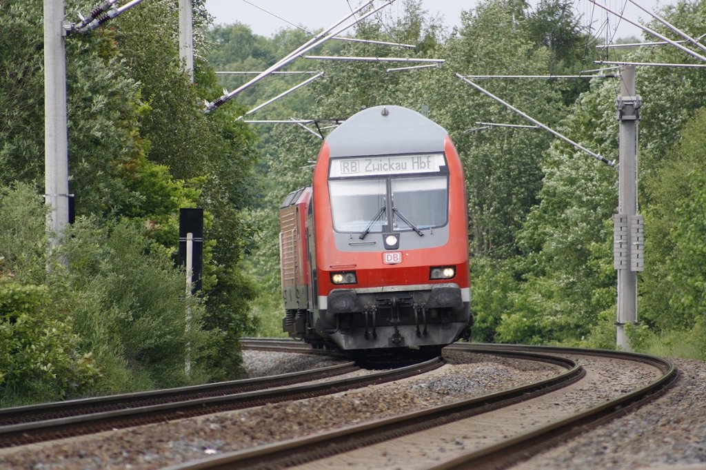 Ein Regional Express legt sich am 17.05.2011 in die Kurfe vor dem B - Oberlungwitz in Richtung Hohenstein-E.