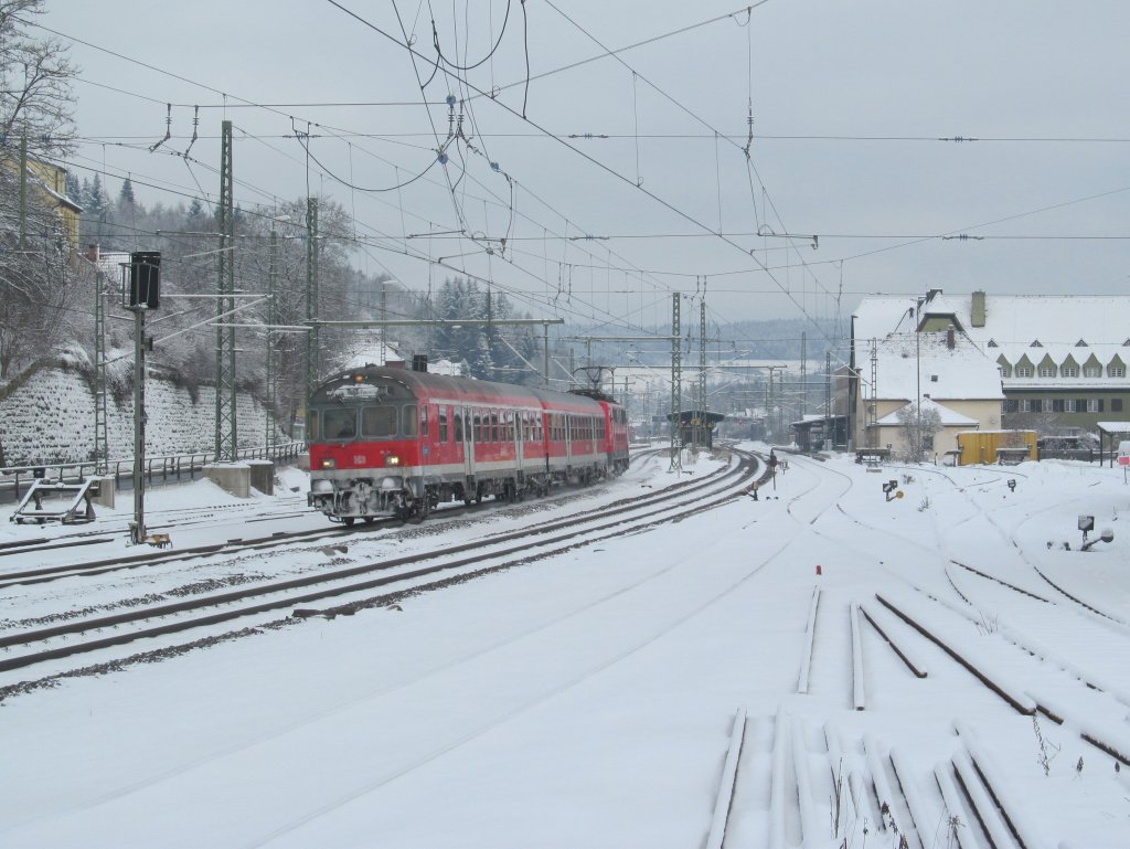 Ein Regionalexpress von Jena Saalbahnhof nach Lichtenfels verlsst am 09. Februar 2013 den Bahnhof Kronach.