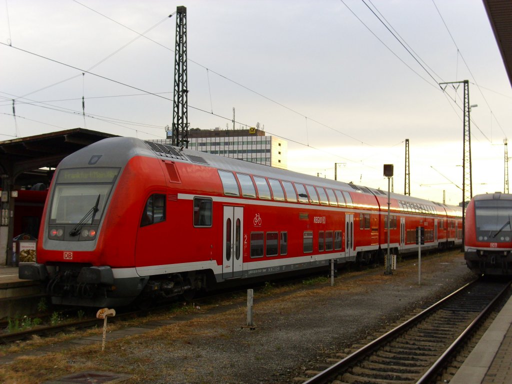 Ein Regionalexpress nach Frankfurt am Main steht am 17. Juli 2010 im Wrzburger Hbf.
