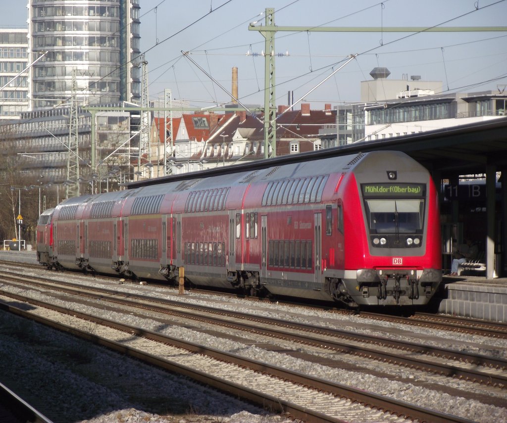 Ein Regionalexpress nach Mhldorf verlsst am 24. Februar 2012 den Bahnhof Mnchen-Ost.