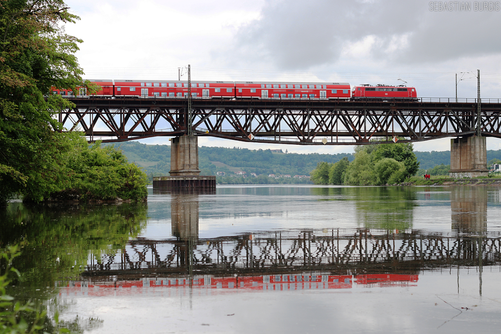 Ein Regionalexpress nach N�rnberg Hbf, geschoben von einer Lok der BR 111, �berquert am 30.05.2013 die Donaubr�cke in Regensburg-Pr�fening