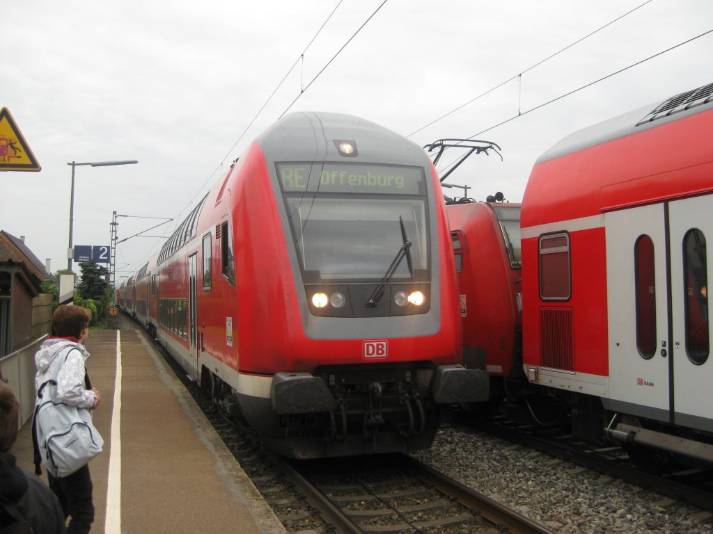 Ein RegionalExpress nach Offenburg fuhr am 15.05.2010 in den Bahnhof von Ringsheim ein. Rechts daneben der RegionalExpress von Offenburg nach Basel Badischer Bahnhof mit der Lok 146 113-6.