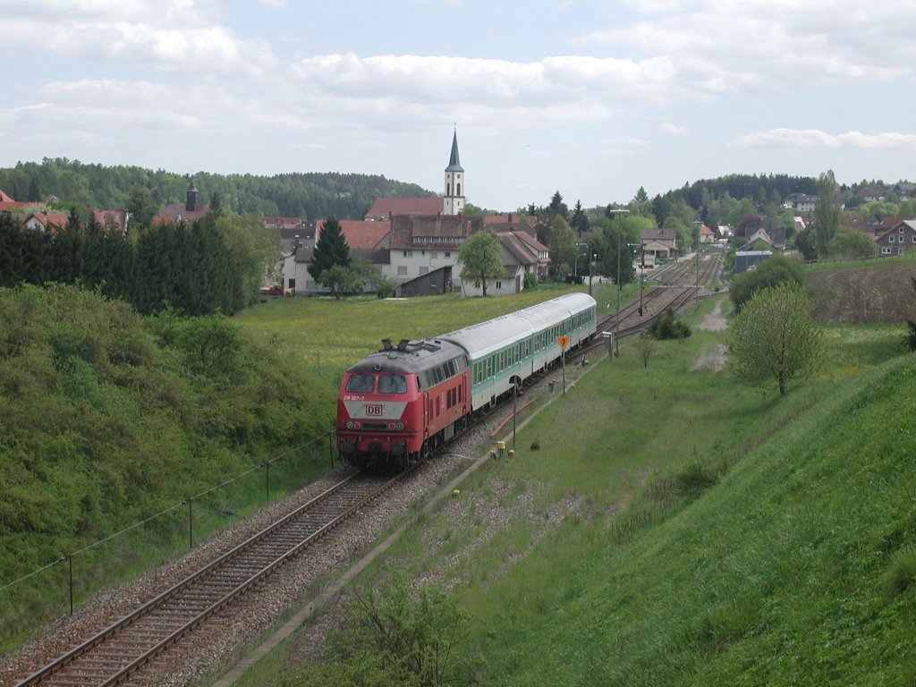 Ein Regionalexpress nach Ulm bei der Einfahrt in den Bhf Lffingen Mai 2001