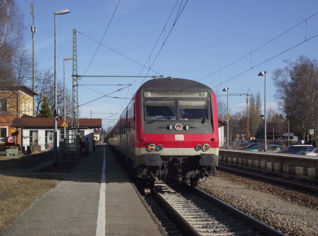 Ein Regionalexpress von Salzburg nach Mnchen steht am 24. Februar 2012 mit fhrendem Bndzf 479 in Grokarolinenfeld.
