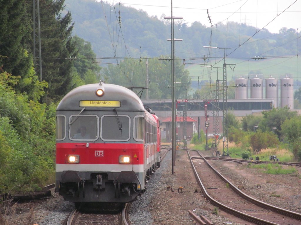 Ein Regionalexpress von Sonneberg (Thr) Hbf nach Lichtenfels fhrt am 11. September 2012 in Rdental ein.