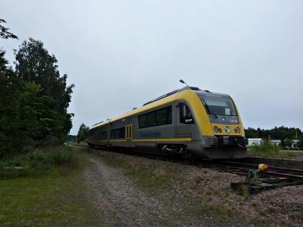 Ein Regionaltriebwagen der Bahngesellschaft Kinnekulletaget am 17.7.2011 beim Halt in Lyrestad.