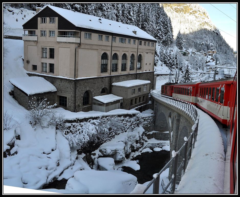 Ein Regionalzug aus Andermatt erreicht in Krze den Bahnhof Gschenen. (19.12.2012)