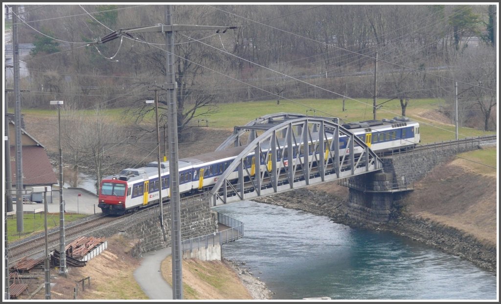 Ein Regionalzug aus Linthal berquert den Linthkanal kurz vor der Einfahrt in Ziegelbrcke. (03.03.2010)