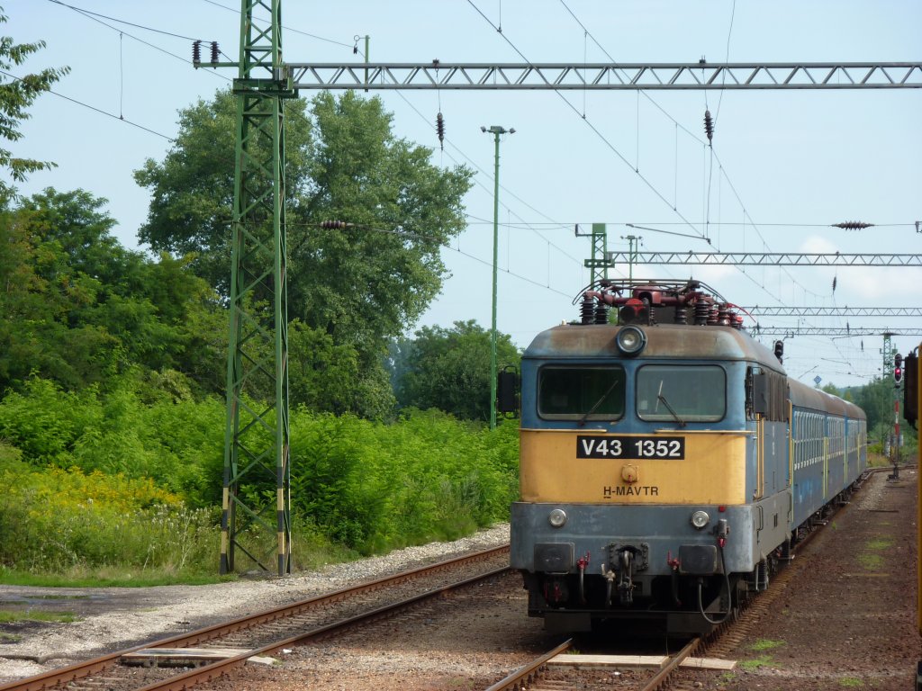 Ein Regionalzug aus Richtung Plattensee lsst am 15.8.2011 den EN Venezia vorbeifahren und wird in krze ber das inzwischen notdrftig reparierte Gleis nach Nagykanizsa weiterfahren.