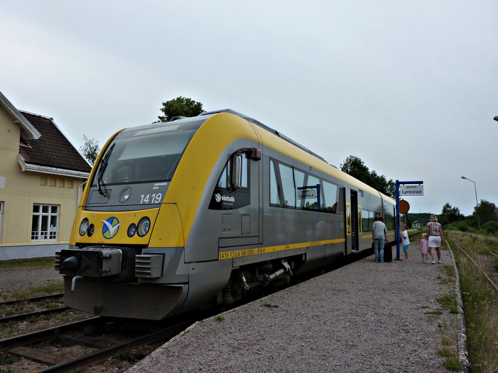 Ein Regionalzug der Bahngesellschaft Kinnekulletaget am 17.7.2011 in Lyrestad am Gtakanal.