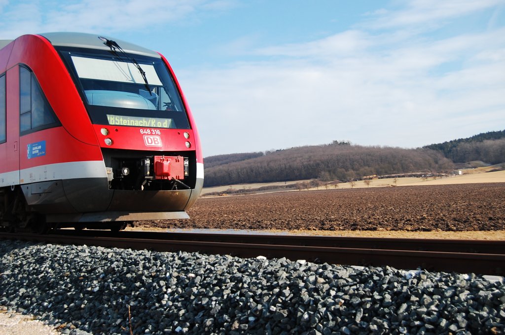 Ein Regionalzug der Baureihe 648, der gerade Dottenheim hinter sich gelaen hat und sich jetzt auf den Weg nach Steinach macht.
