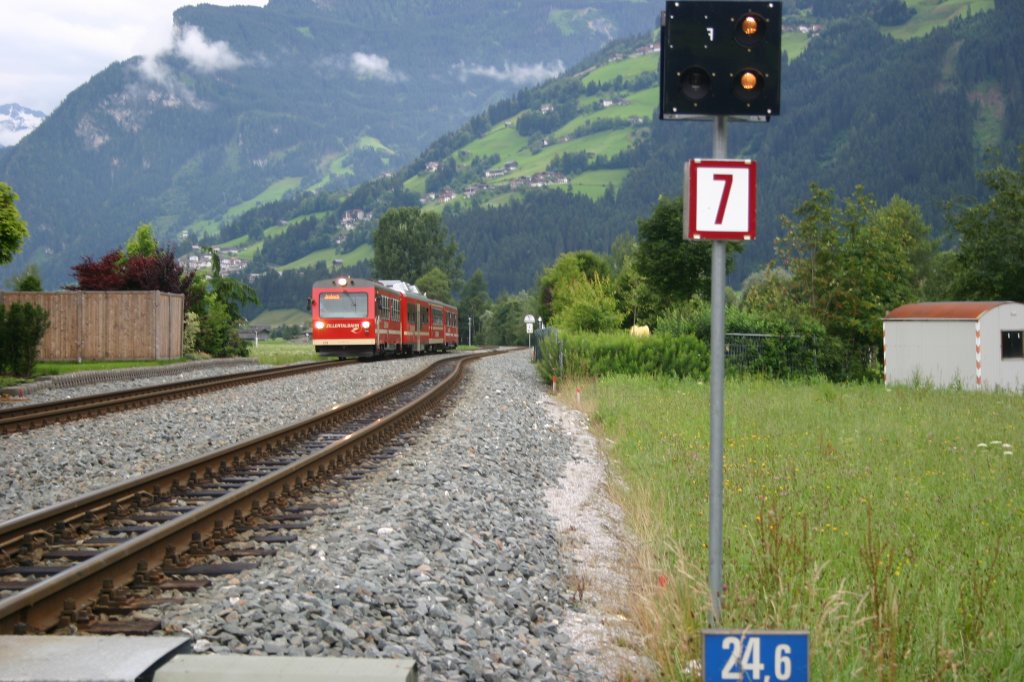 Ein Regionalzug bei der Einfahrt in den Bahnhof Zell/Ziller. Im Vordergrund zu sehen sind die Weichenanzeige und die Geschwindikeitsbegrenzung von 70km/h