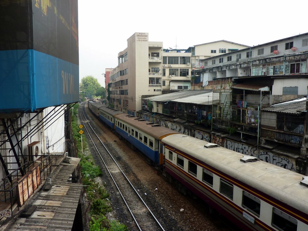 Ein Regionalzug bei einer Rangierfahrt am 03.12.2012 vor dem Bahnhof Hualamphong.